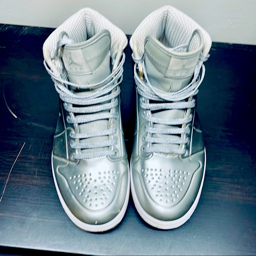 JORDAN 1 Silver 9.5 mens shoes (excellent condition)